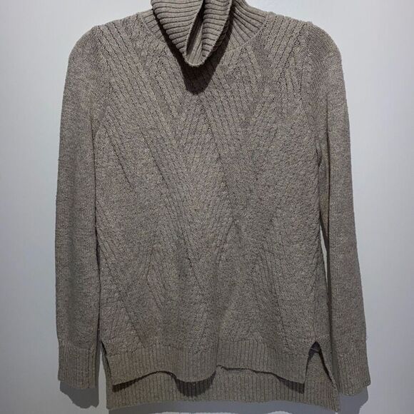 Banana Republic Women's Tan Slit Asymmetrical Hem Long Sleeve Sweater Size Small - Picture 1 of 10